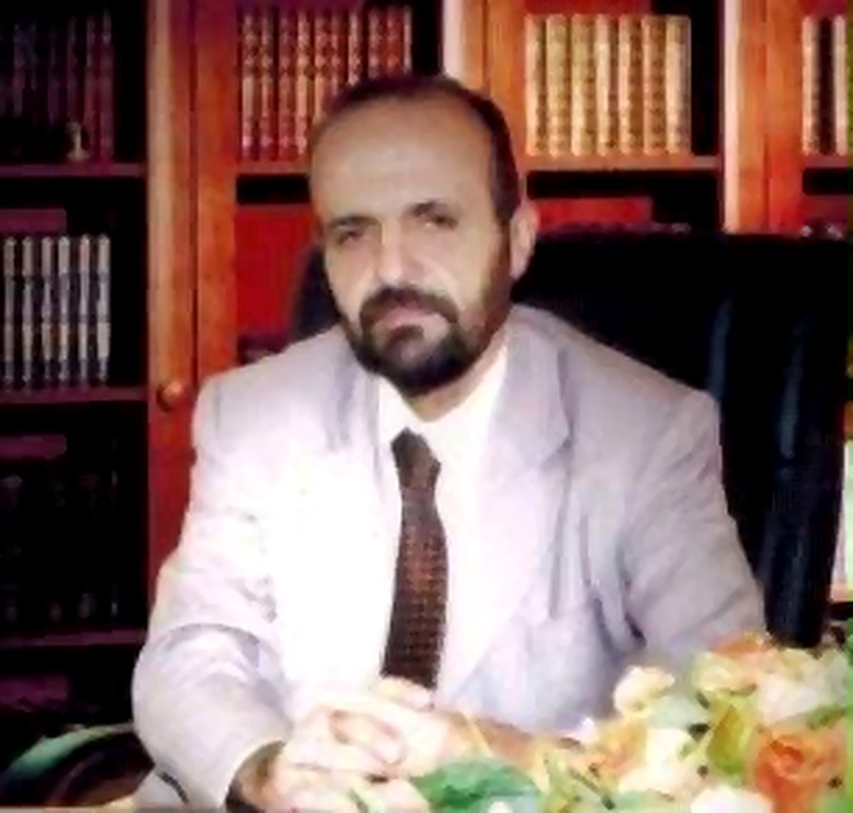الأستاذ طاهر نصار في مكتبته القانونية